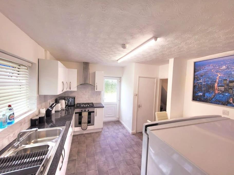 Apartment 5 Bedroom House And Free Parking Nottingham