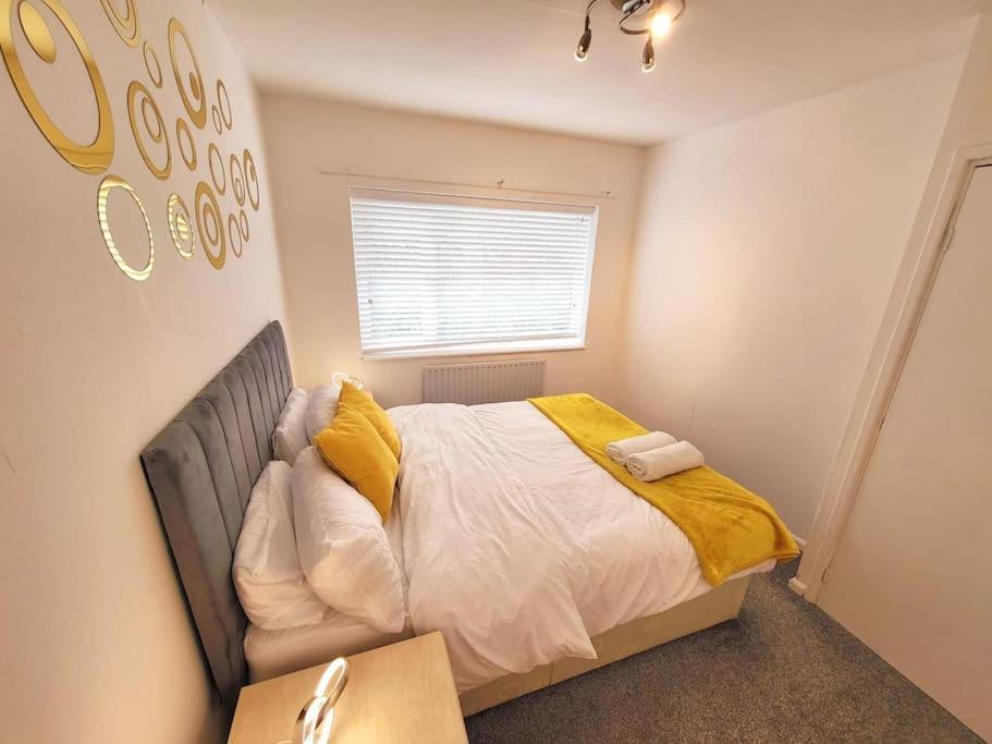5 Bedroom House And Free Parking Apartment