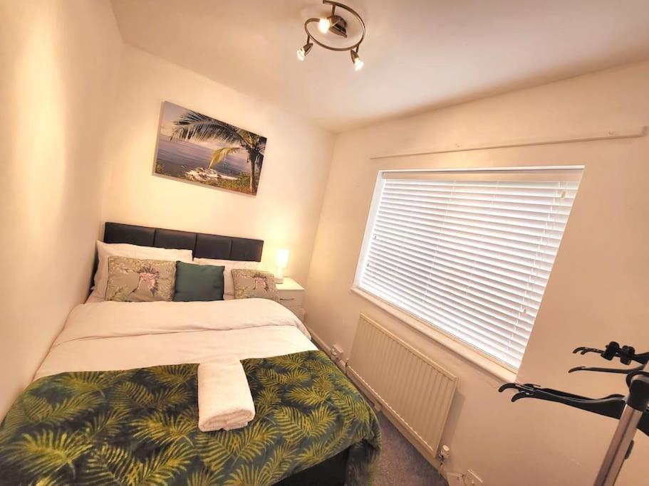 5 Bedroom House And Free Parking *