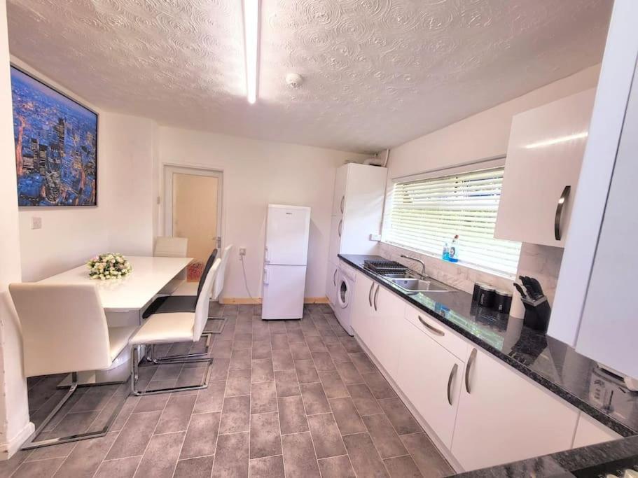 5 Bedroom House And Free Parking * Nottingham