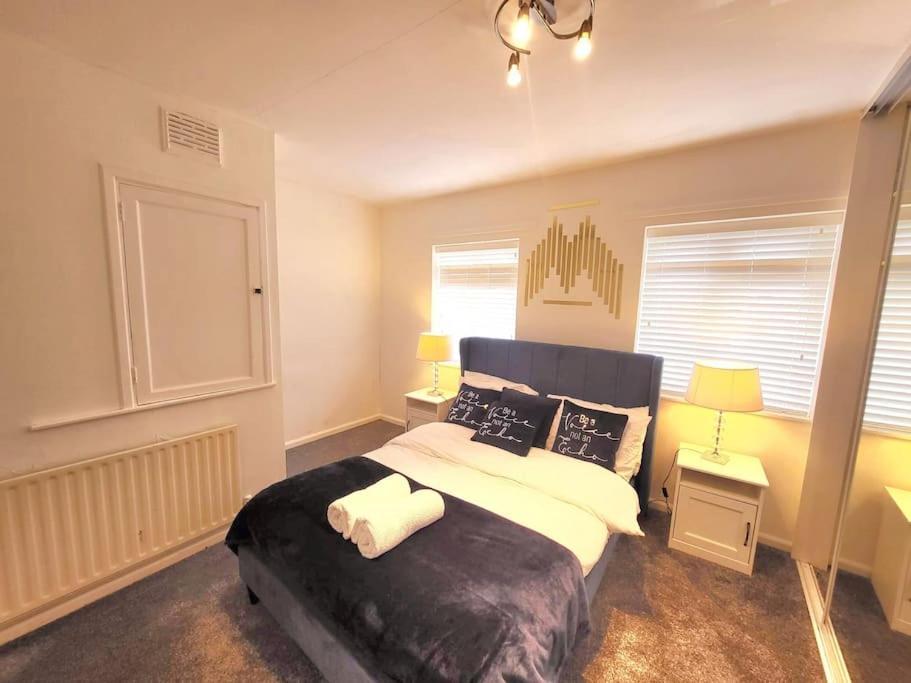5 Bedroom House And Free Parking