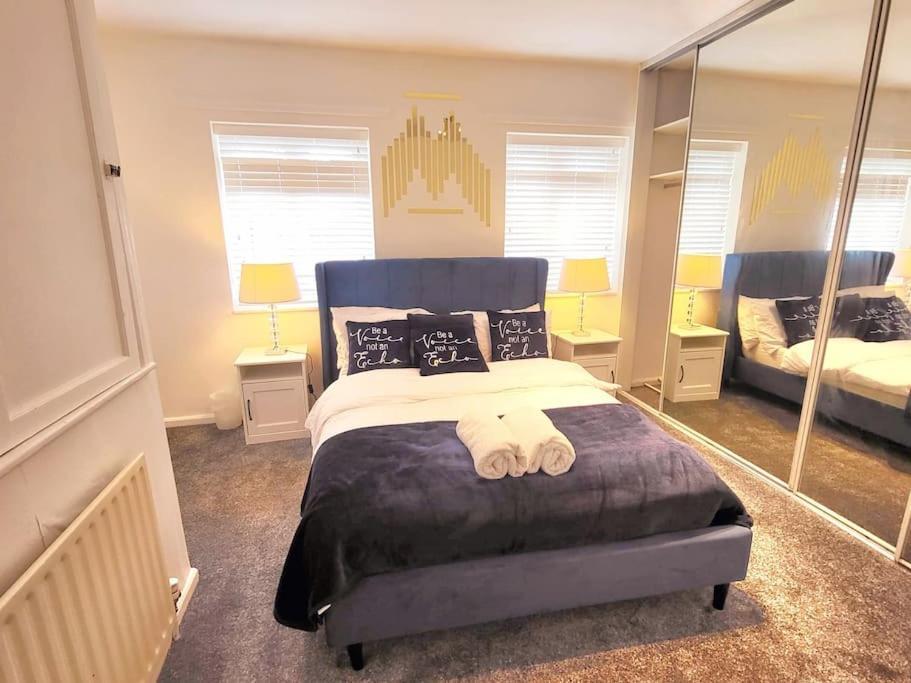 5 Bedroom House And Free Parking Apartment *