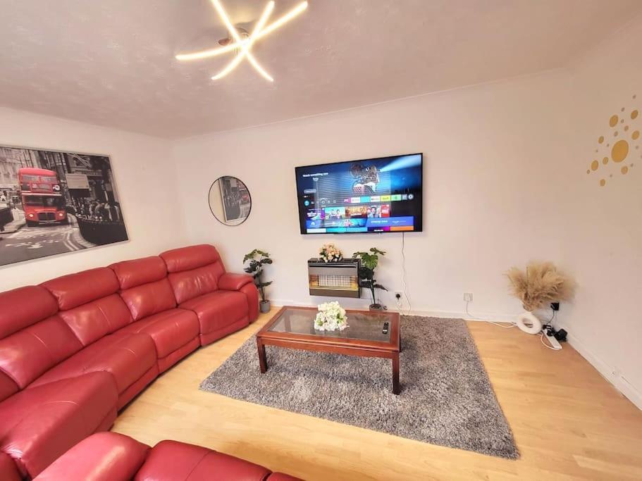 5 Bedroom House And Free Parking