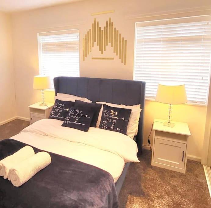 5 Bedroom House And Free Parking Apartment