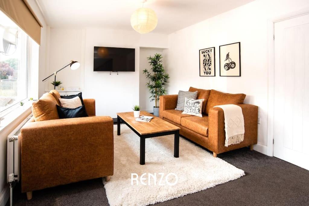 Apartment Charming 3-bed In By Renzo, Free Parking, Free Wi-fi! *