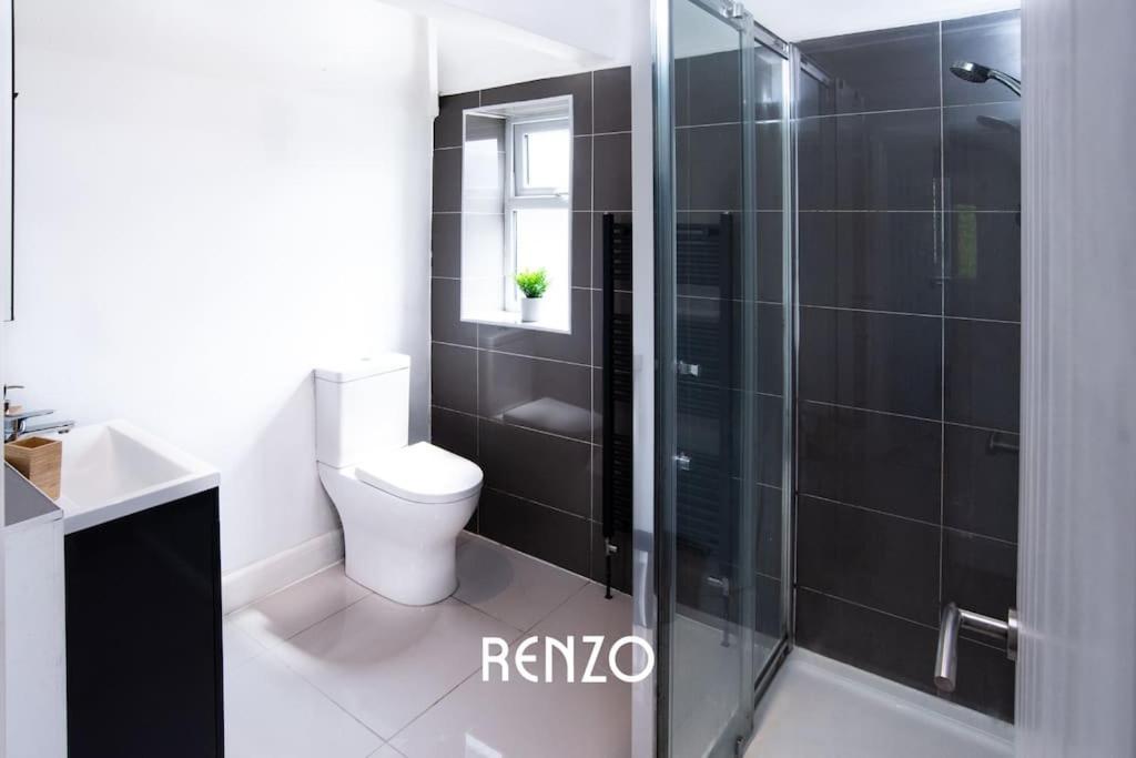 Apartment Charming 3-bed In By Renzo, Free Parking, Free Wi-fi! *