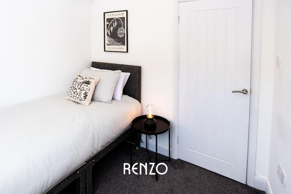 Apartment Charming 3-bed In By Renzo, Free Parking, Free Wi-fi! *