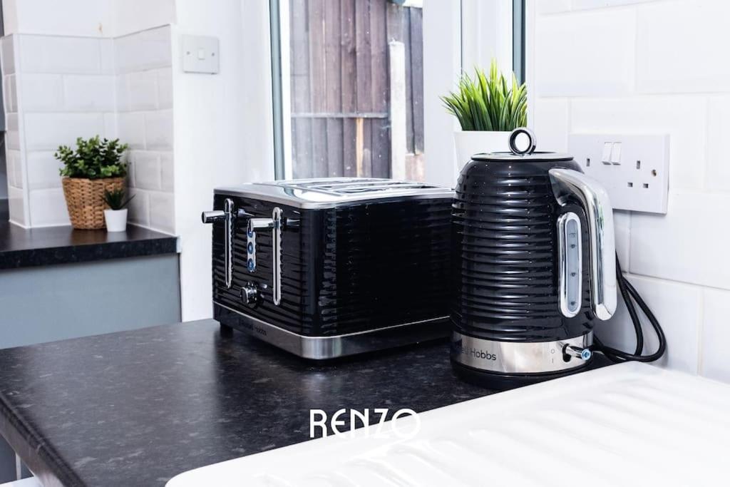 Charming 3-bed In By Renzo, Free Parking, Free Wi-fi! Apartment Nottingham
