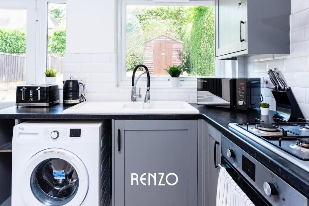 Apartment Charming 3-bed In By Renzo, Free Parking, Free Wi-fi!