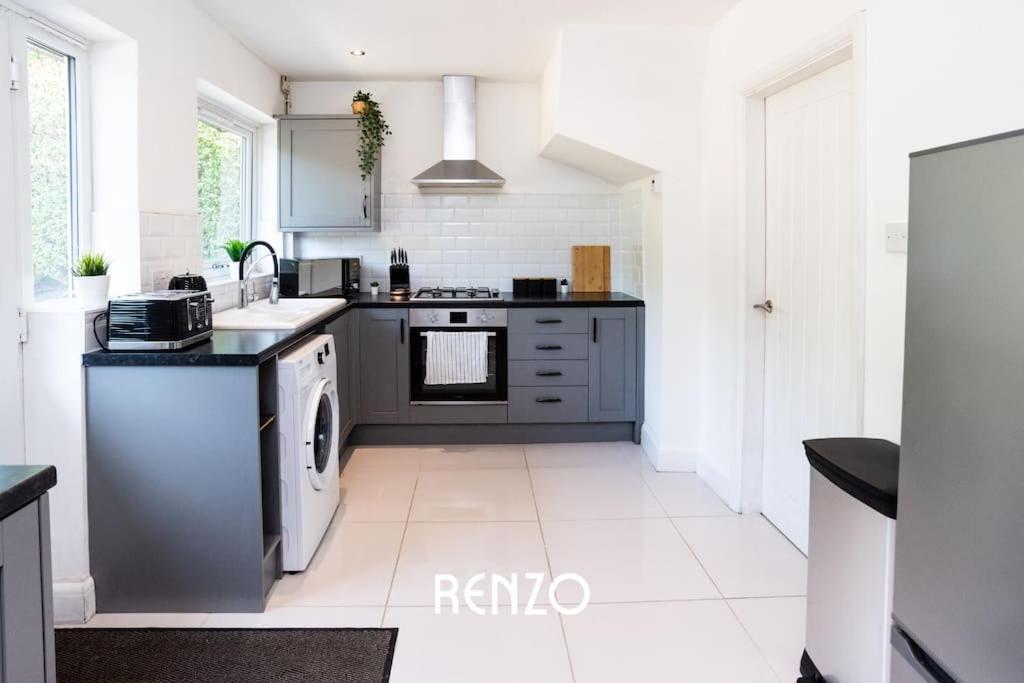 Apartment Charming 3-bed In By Renzo, Free Parking, Free Wi-fi! Nottingham
