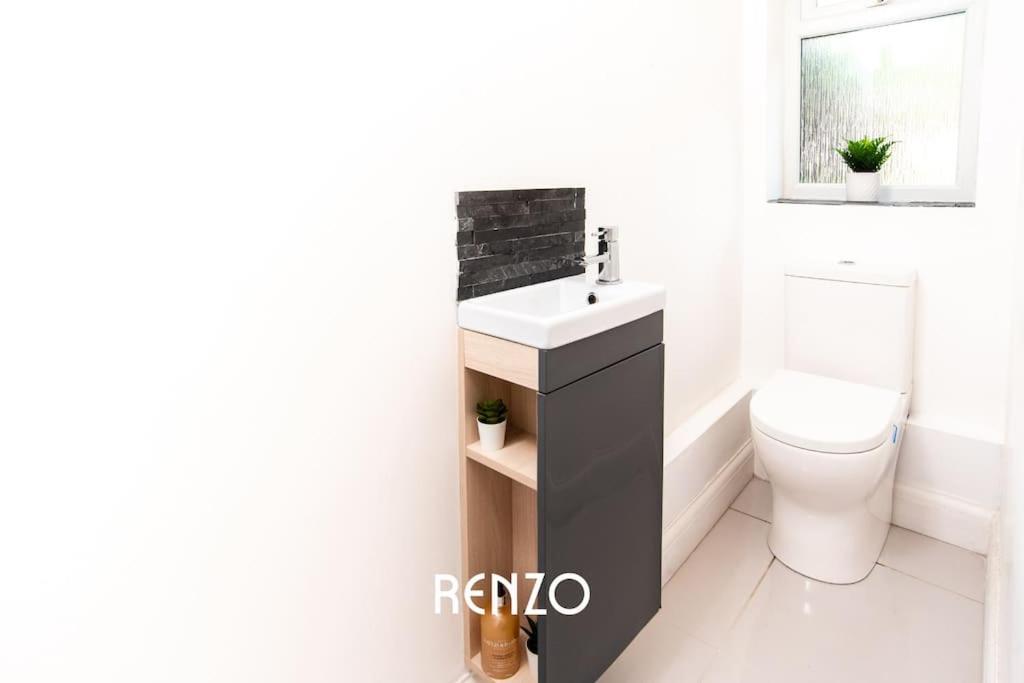 Apartment Charming 3-bed In By Renzo, Free Parking, Free Wi-fi! Nottingham