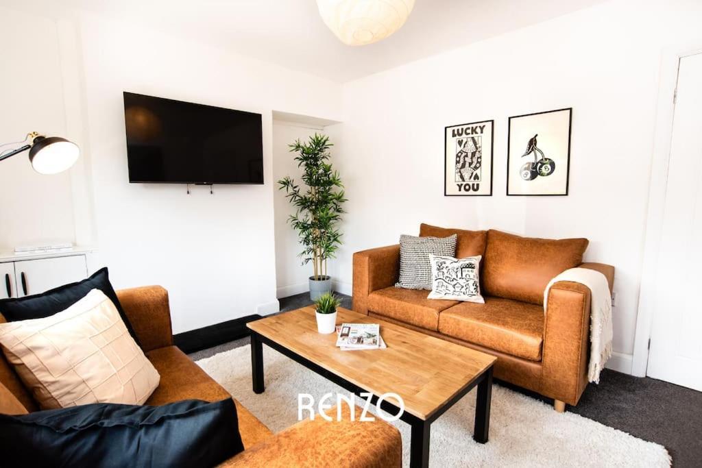 Apartment Charming 3-bed In By Renzo, Free Parking, Free Wi-fi!
