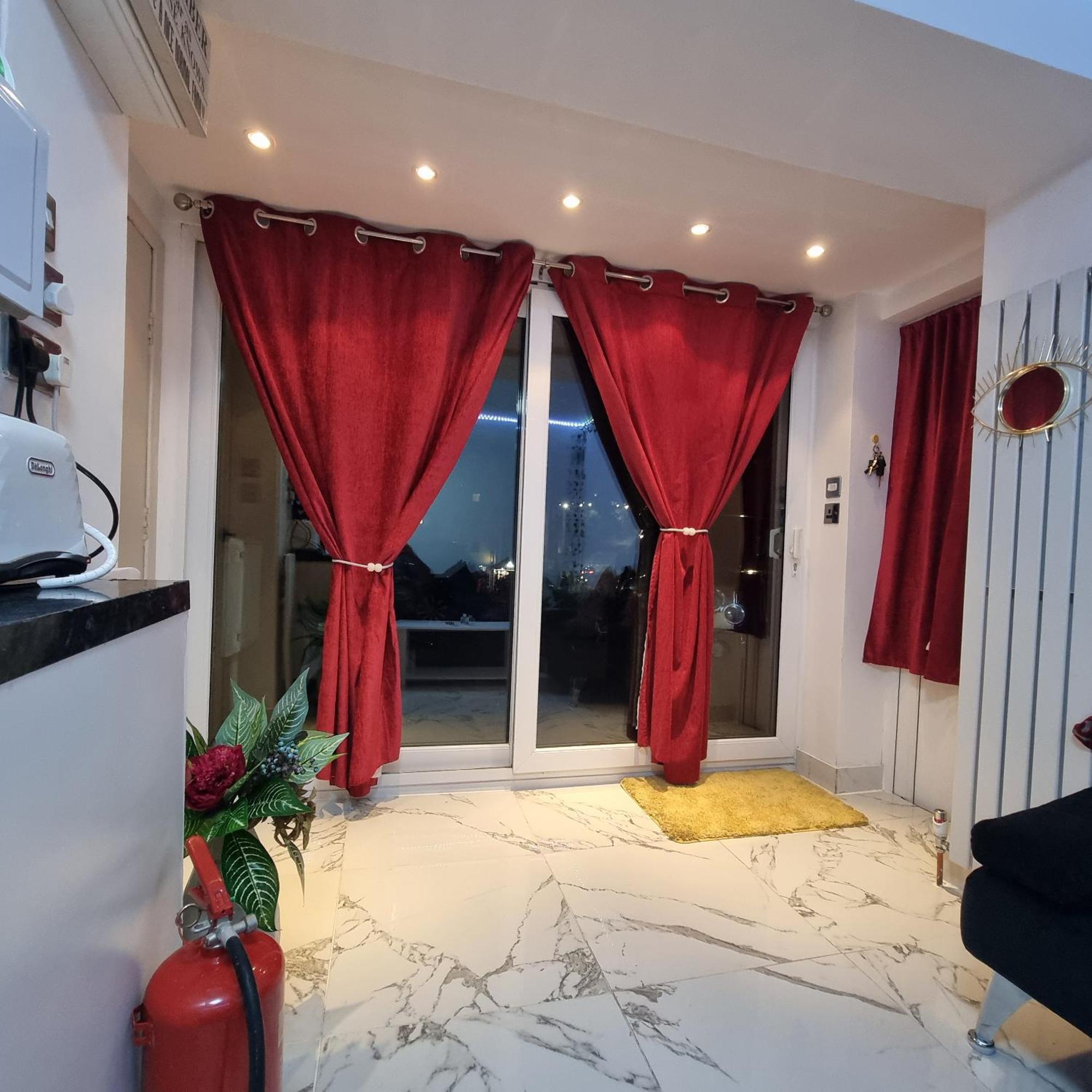 Apartment Entire-2 Bedroom With Driveway,1free Parking