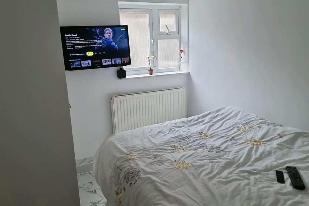 Entire-2 Bedroom With Driveway,1free Parking Apartment *