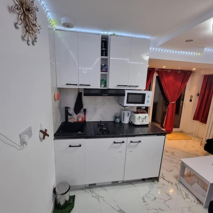 Apartment Entire-2 Bedroom With Driveway,1free Parking