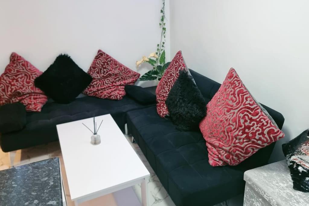 Entire-2 Bedroom With Driveway,1free Parking Apartment *
