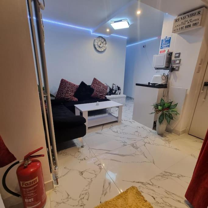 Entire-2 Bedroom With Driveway,1free Parking Apartment Nottingham
