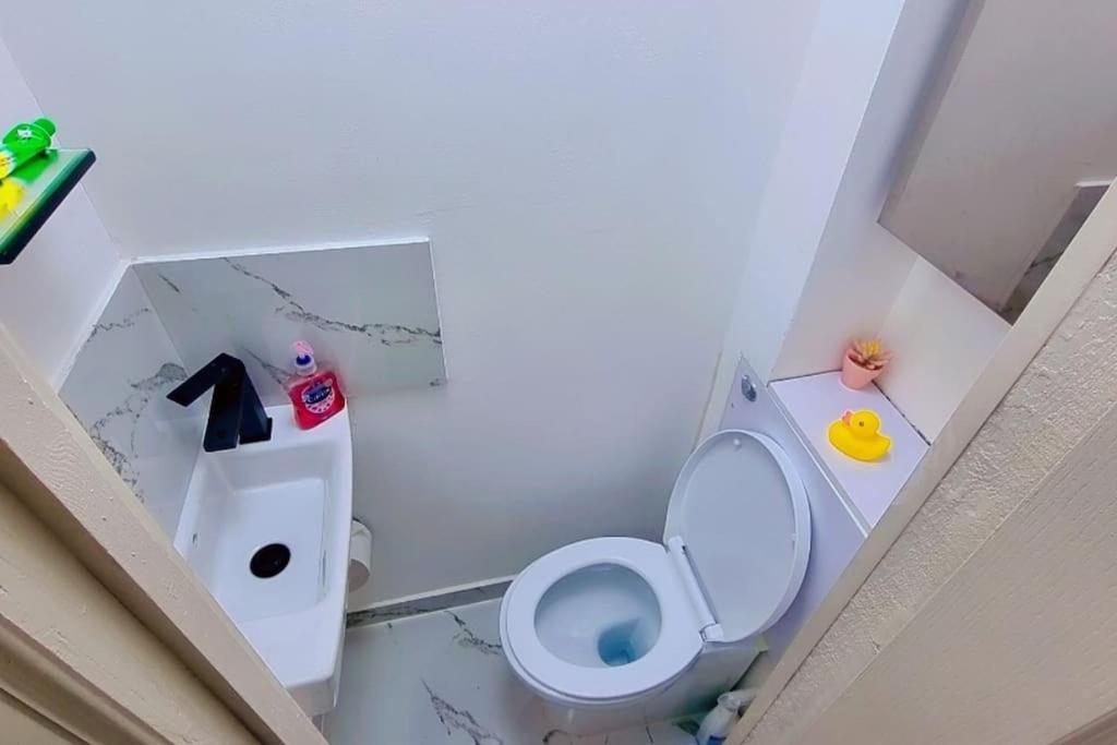 Entire-2 Bedroom With Driveway,1free Parking Apartment