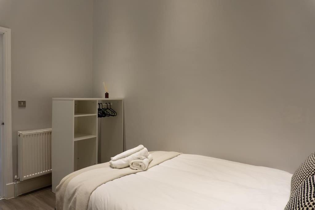 Spacious In Centre - Free Parking Apartment *