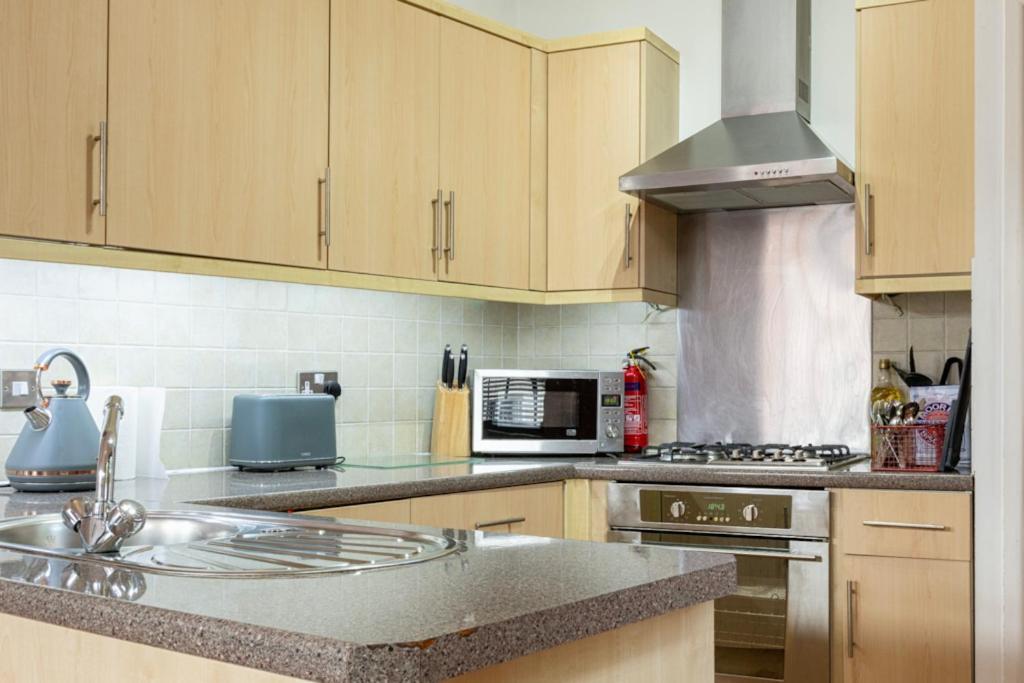 5 Mins Walk From Centre, Spacious Apt, Open-plan *