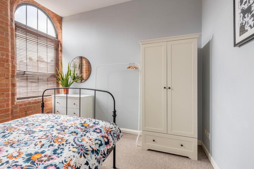 5 Mins Walk From Centre, Spacious Apt, Open-plan * Nottingham