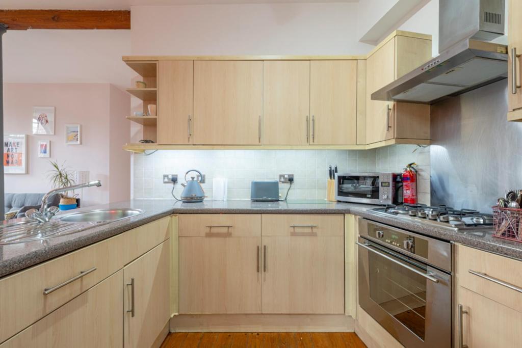 Apartment 5 Mins Walk From Centre, Spacious Apt, Open-plan
