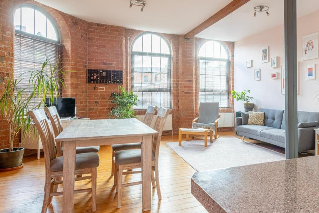 5 Mins Walk From Centre, Spacious Apt, Open-plan Apartment