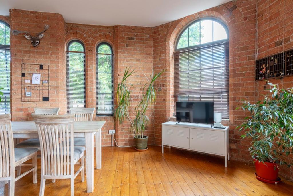 5 Mins Walk From Centre, Spacious Apt, Open-plan *