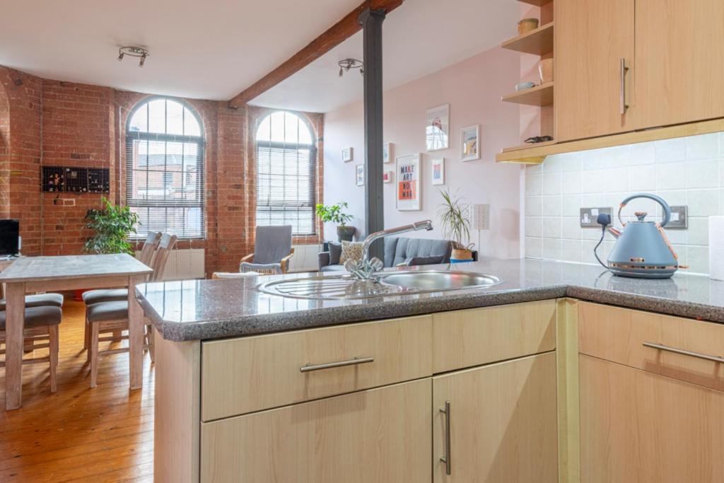 5 Mins Walk From Centre, Spacious Apt, Open-plan