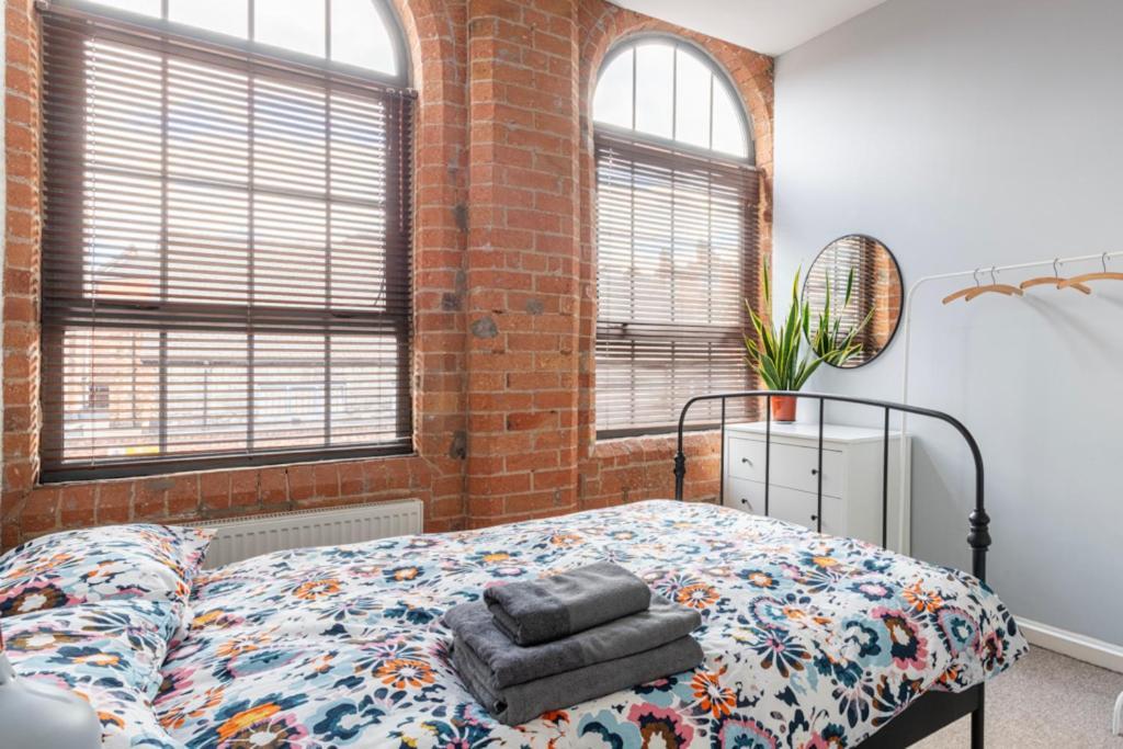 Apartment 5 Mins Walk From Centre, Spacious Apt, Open-plan