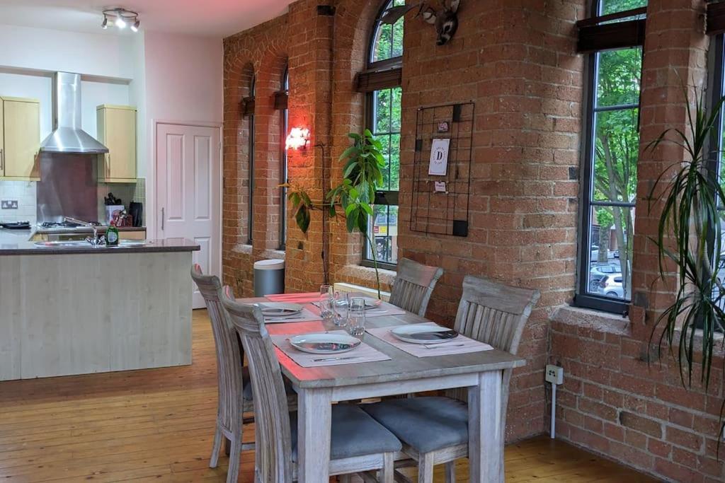 5 Mins Walk From Centre, Spacious Apt, Open-plan *