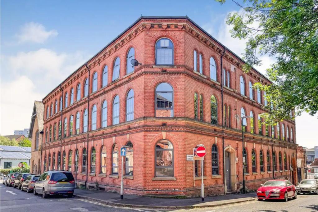 5 Mins Walk From Centre, Spacious Apt, Open-plan Nottingham