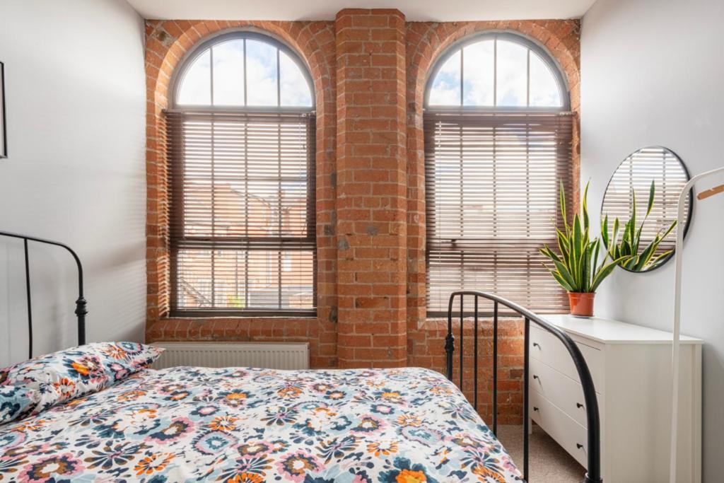 5 Mins Walk From Centre, Spacious Apt, Open-plan Apartment *