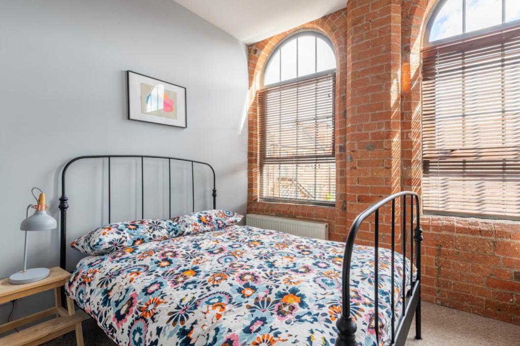 5 Mins Walk From Centre, Spacious Apt, Open-plan Nottingham