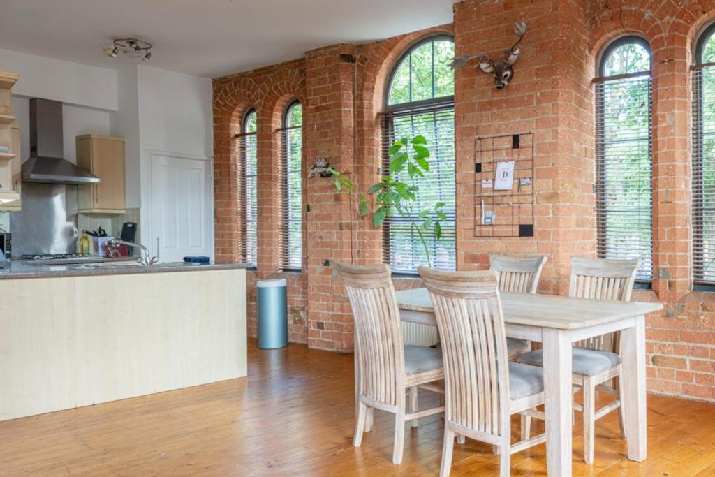 5 Mins Walk From Centre, Spacious Apt, Open-plan Apartment