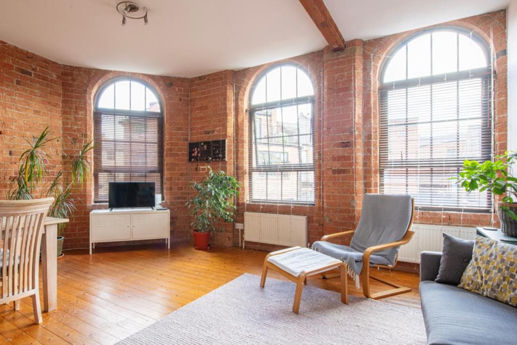 Apartment 5 Mins Walk From Centre, Spacious Apt, Open-plan