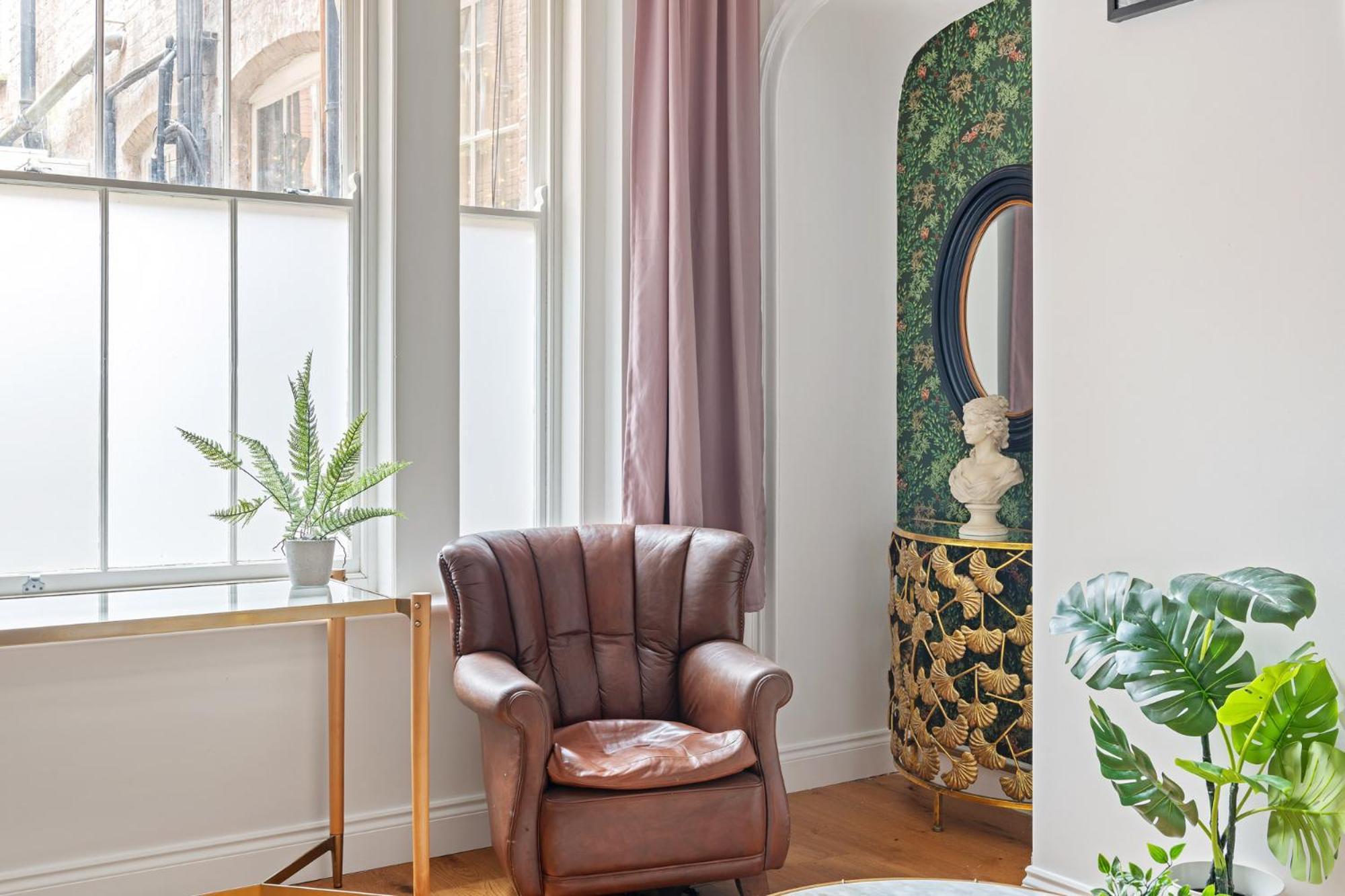 Luxury 2 Bedroom In Historic Building Apartment
