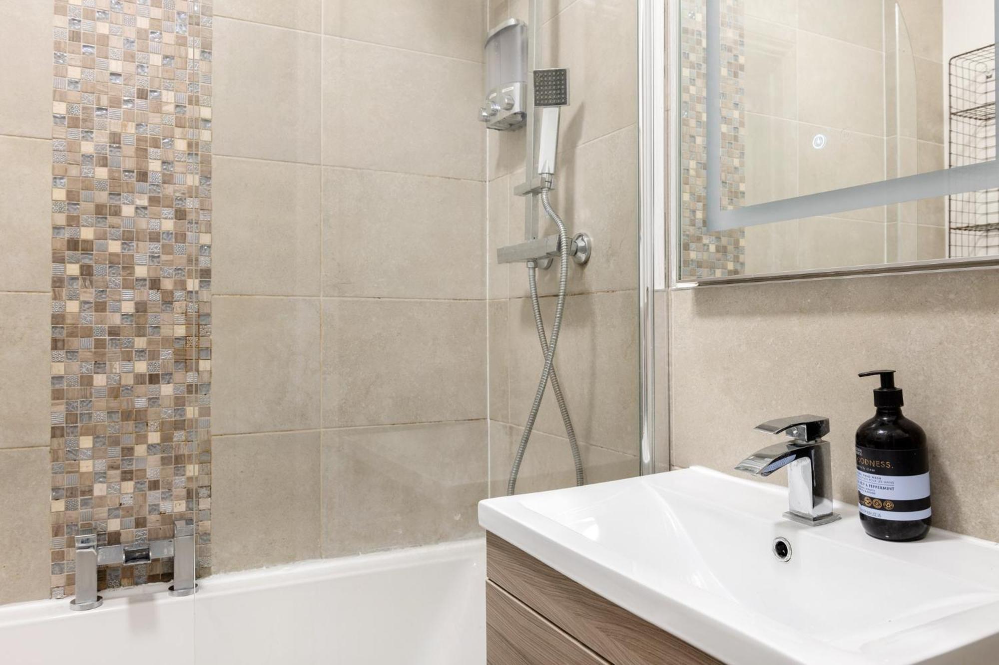 Luxury 2 Bedroom In Historic Building Apartment *
