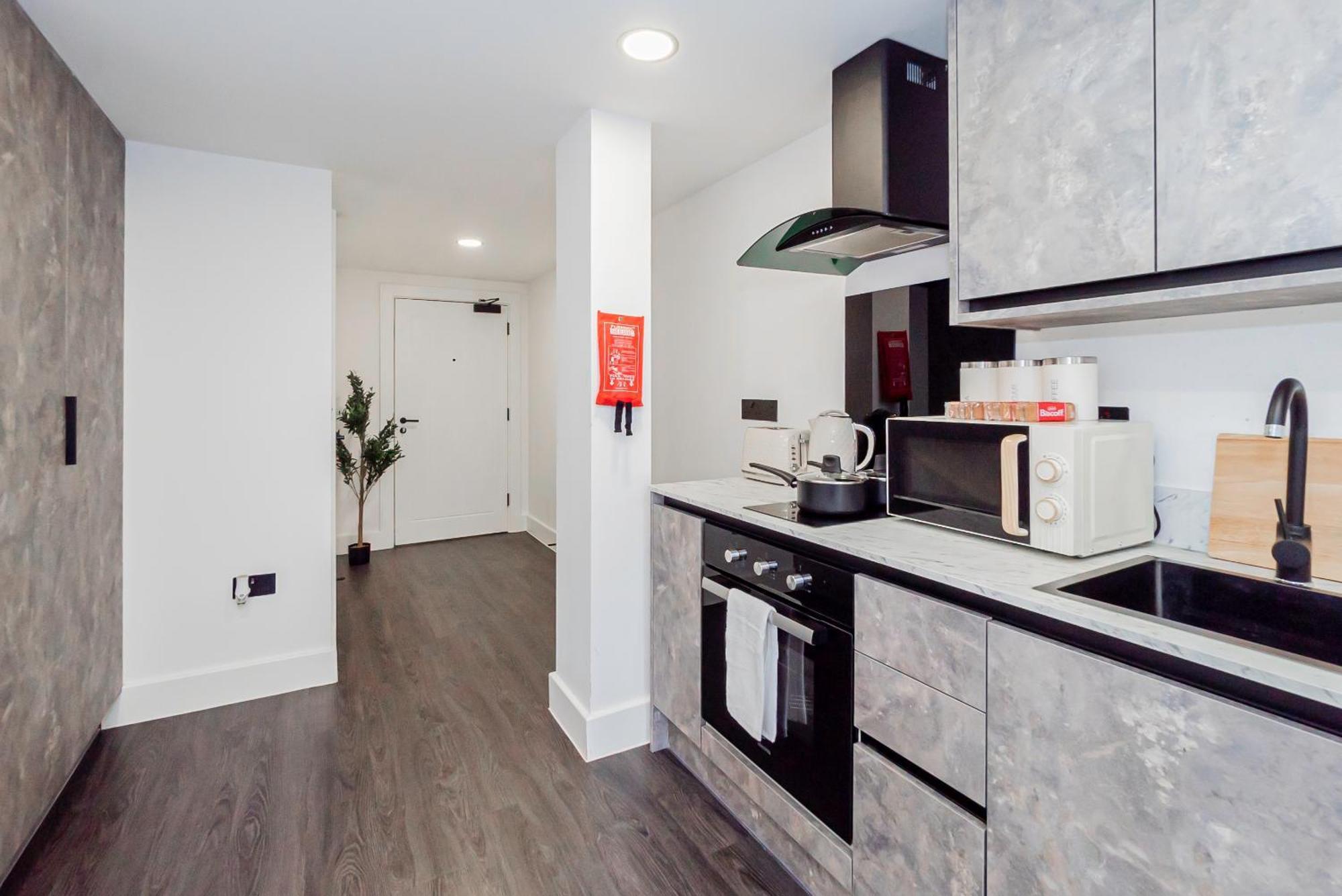 Stylish Chic & Airy In Lister Gate *