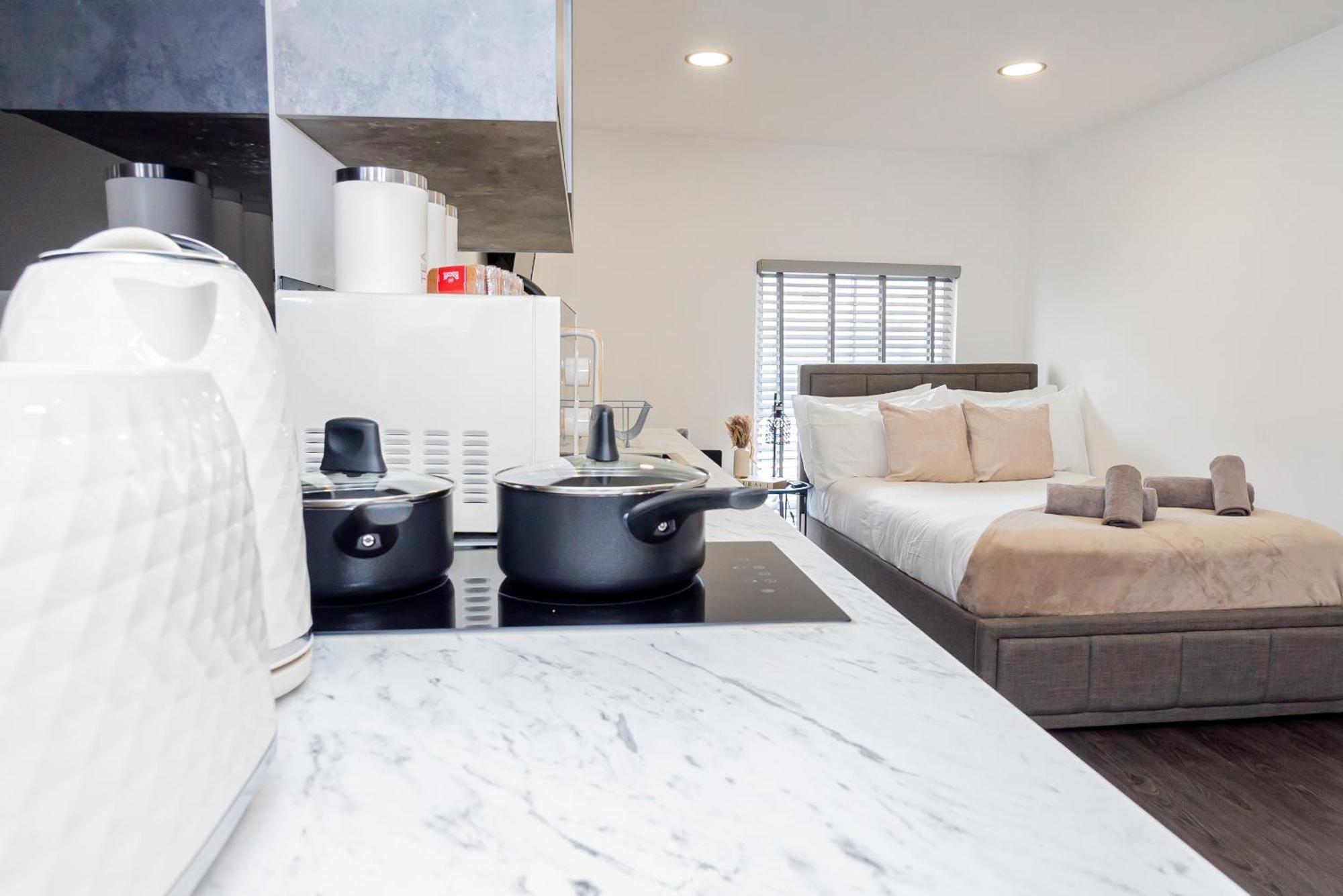 Apartment Stylish Chic & Airy In Lister Gate *