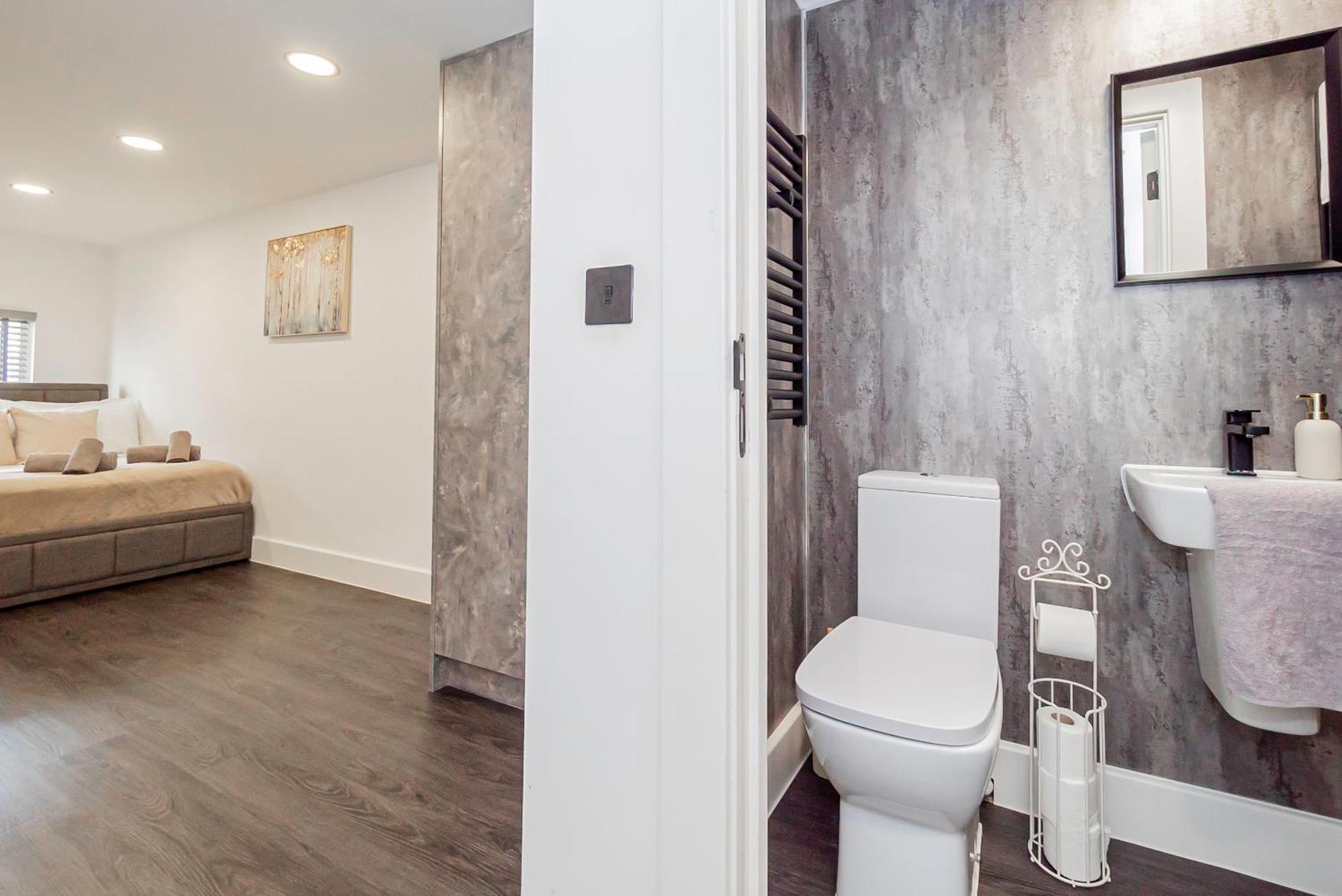 Stylish Chic & Airy In Lister Gate Nottingham