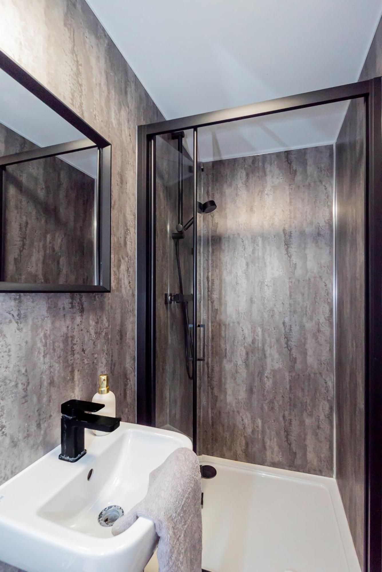 Stylish Chic & Airy In Lister Gate Apartment