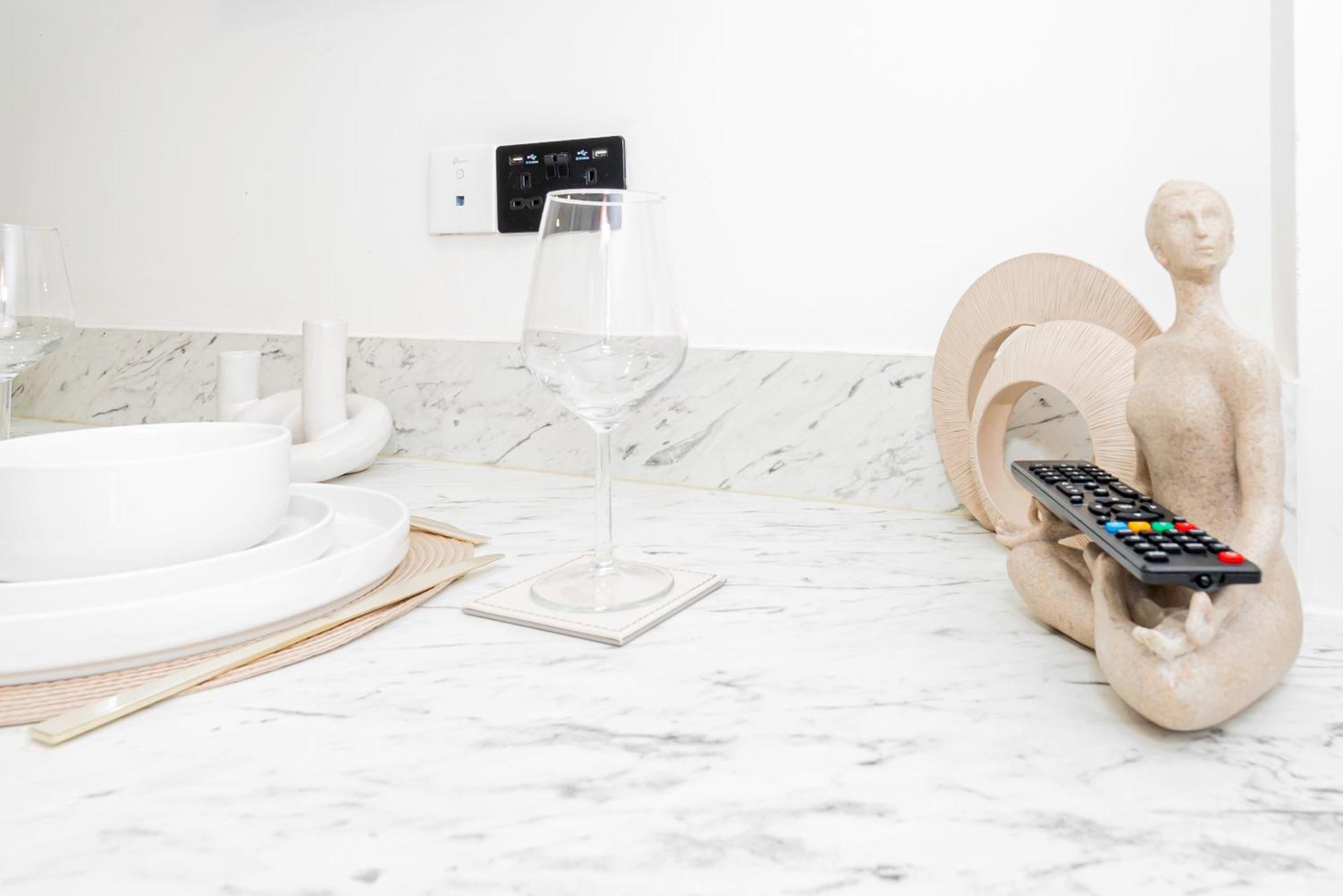 Stylish Chic & Airy In Lister Gate Apartment *