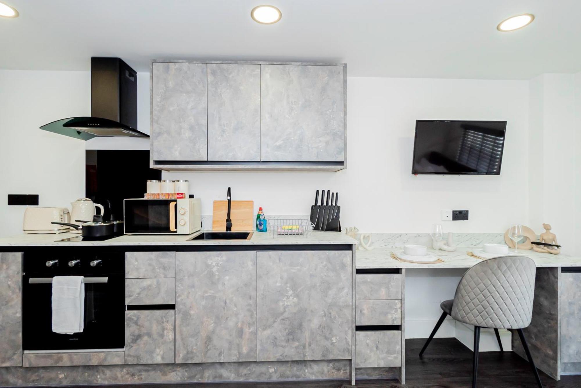 Stylish Chic & Airy In Lister Gate