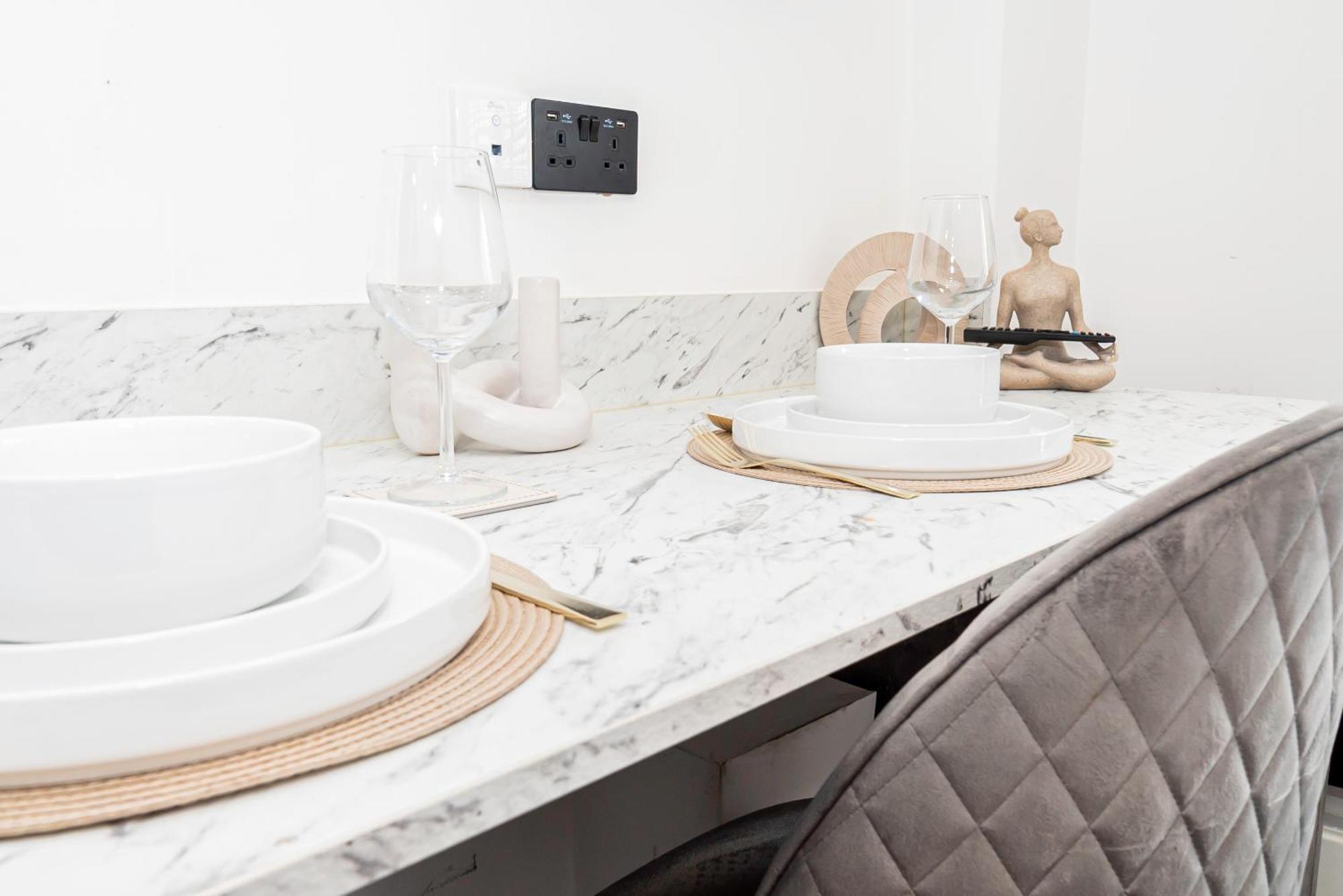 Apartment Stylish Chic & Airy In Lister Gate *