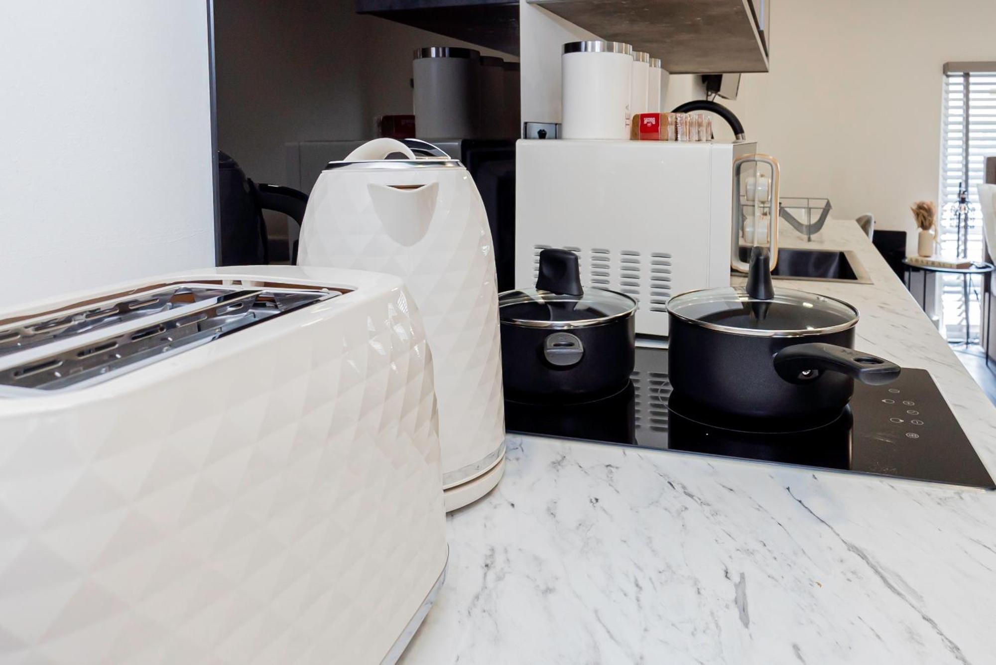 Stylish Chic & Airy In Lister Gate Apartment Nottingham