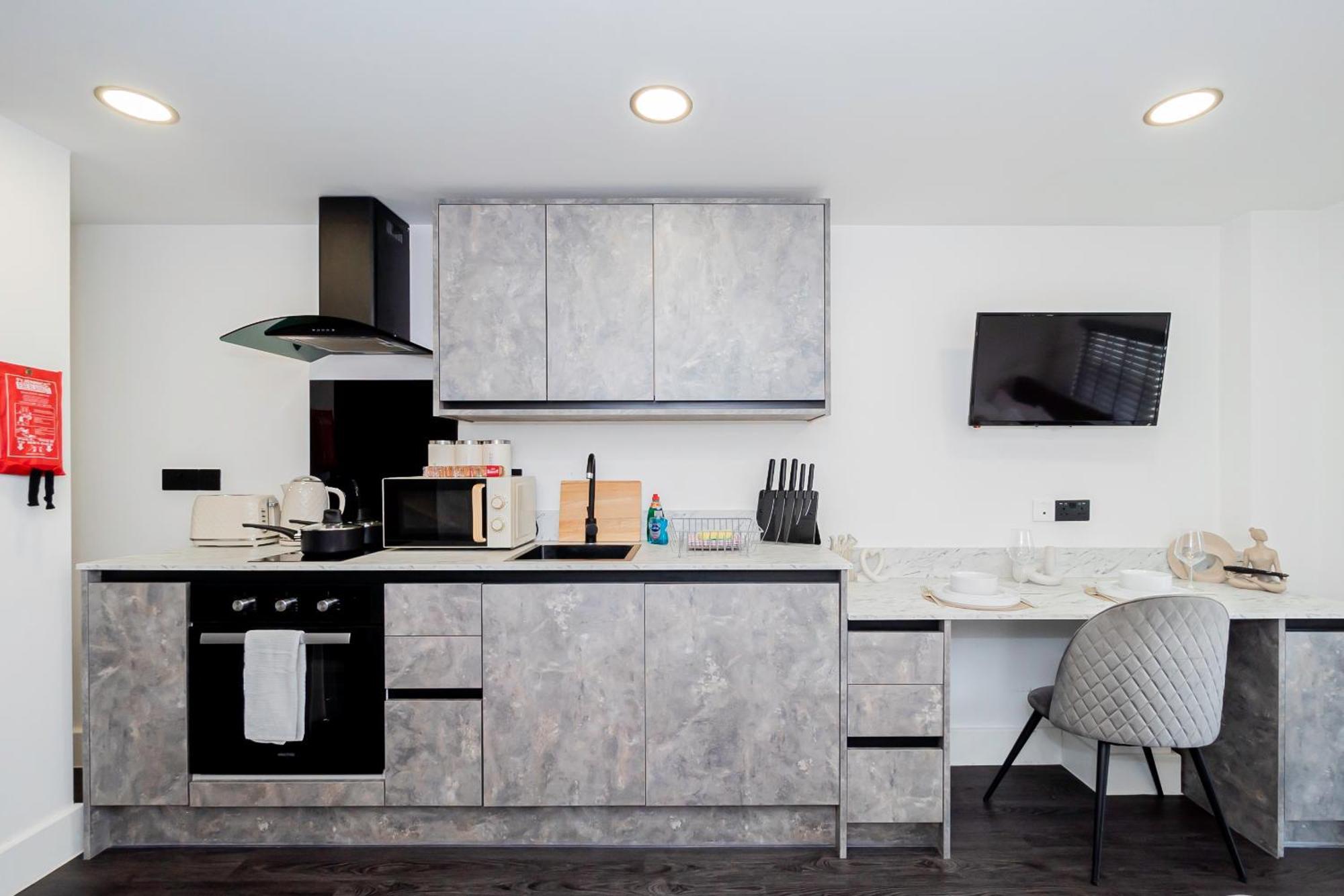 Stylish Chic & Airy In Lister Gate Apartment *