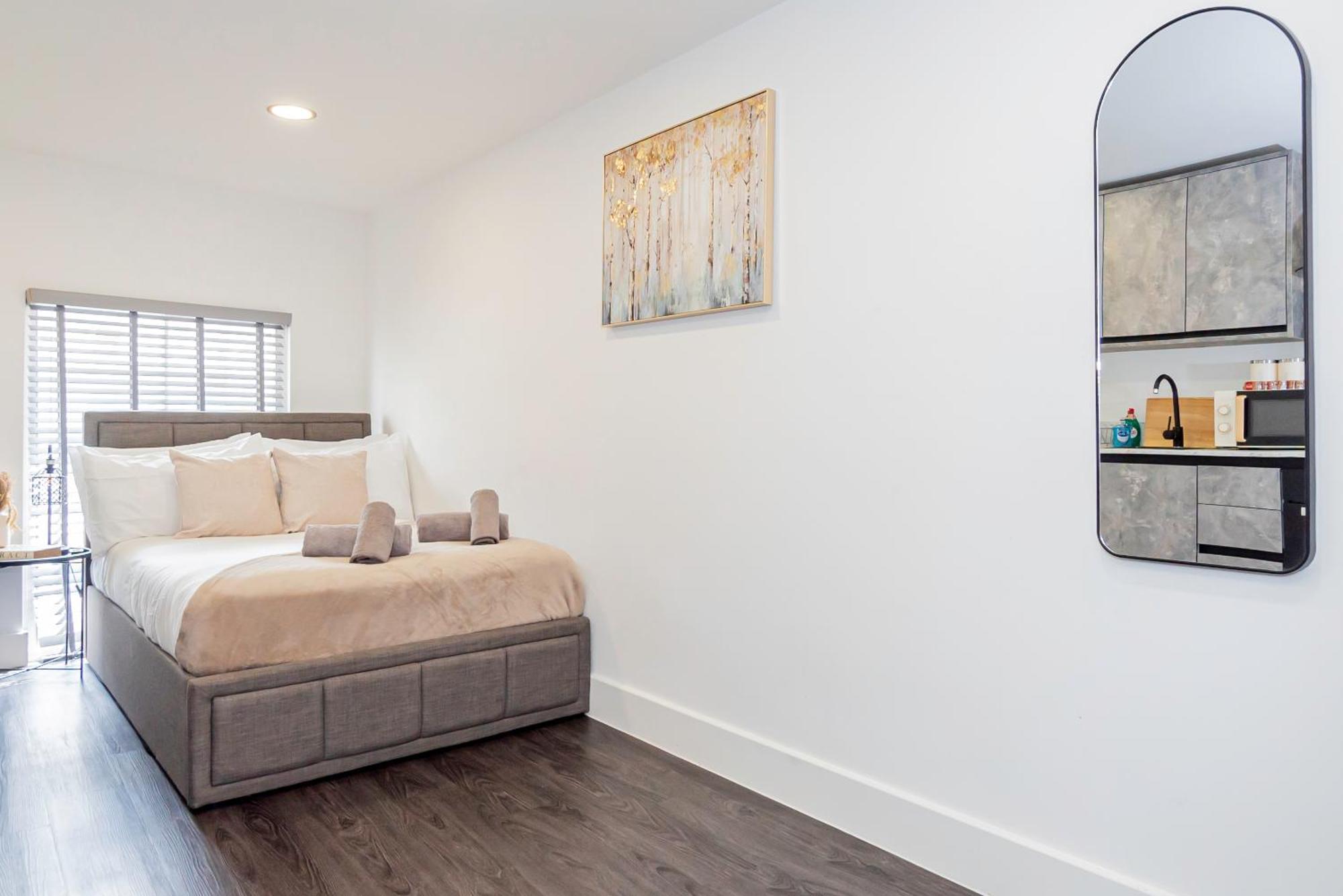 Stylish Chic & Airy In Lister Gate Apartment