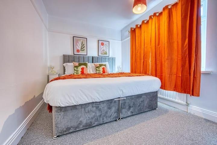Your Peaceful Escape 8-Bedroom Home In Nottingham - Near City Hospital, Sherwood & Close To City Centre Apartment