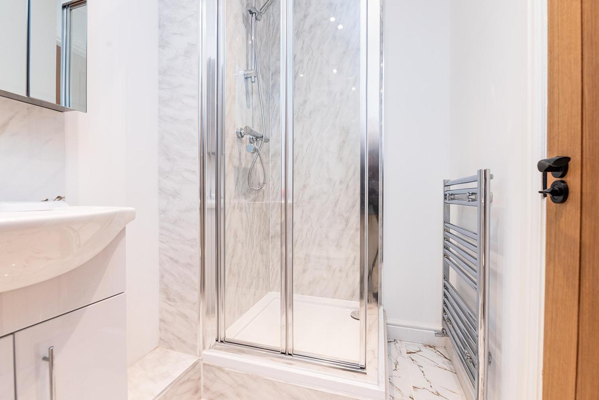 Deluxe 2 Bedroom In Centre Apartment *